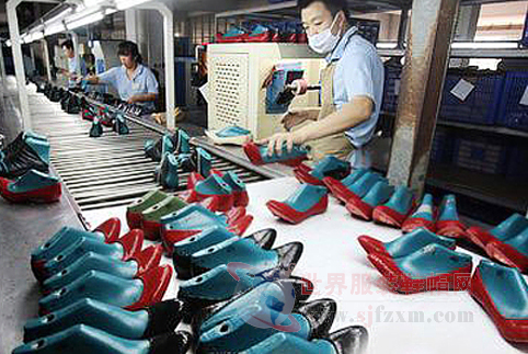 莆田鞋企技改升級(jí)拓新天地 現(xiàn)場(chǎng)機(jī)器轟鳴-世界服裝鞋帽網(wǎng)-行業(yè)門(mén)戶(hù).全國(guó)十佳電子商業(yè)行業(yè)門(mén)戶(hù)網(wǎng)站