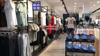 快時尚男裝貨架擺設圖片 鐵木結合男裝貨架新款實拍圖